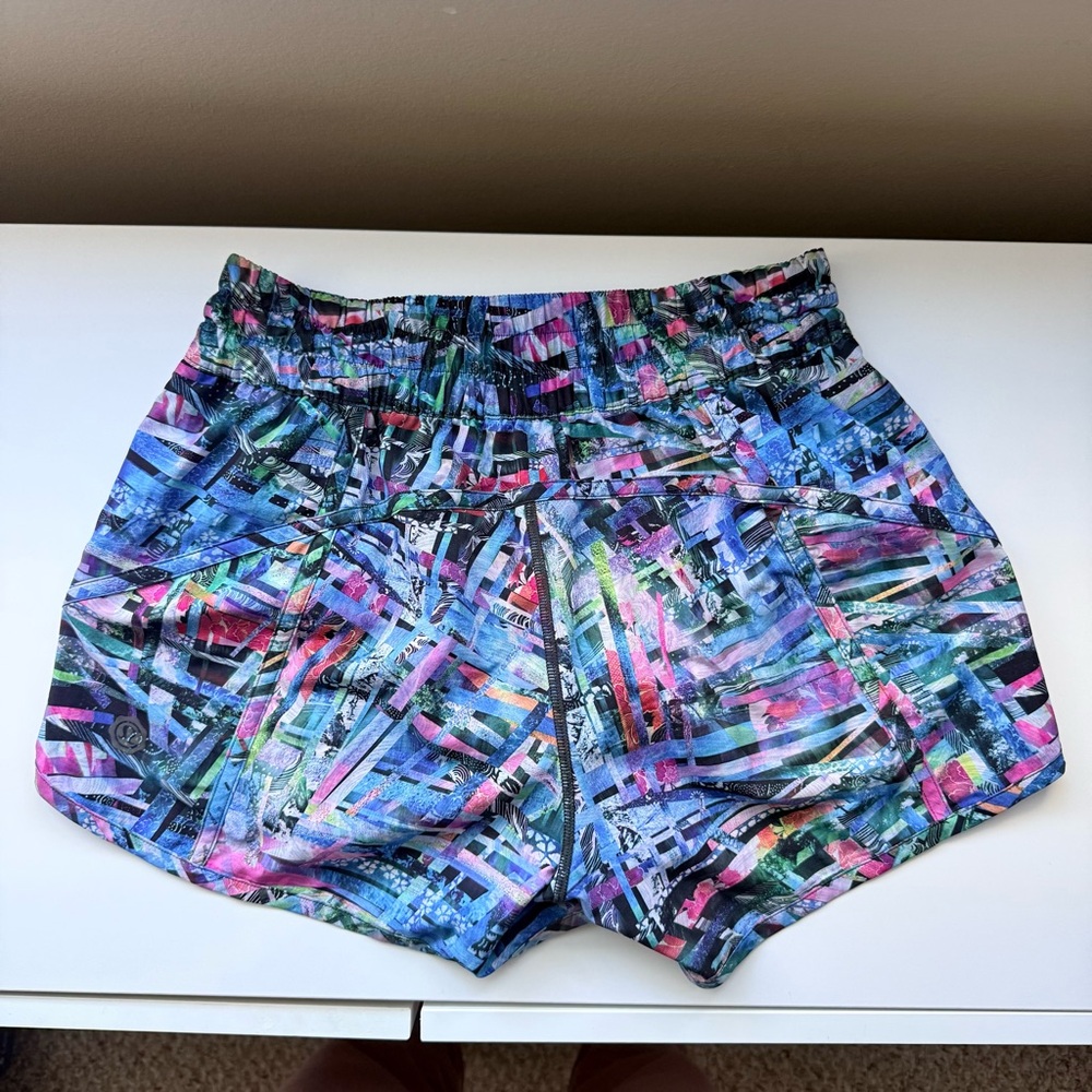Lululemon RARE SEAWHEEZE 2018 Tracker Shorts Size 6 - Picture 2 of 8